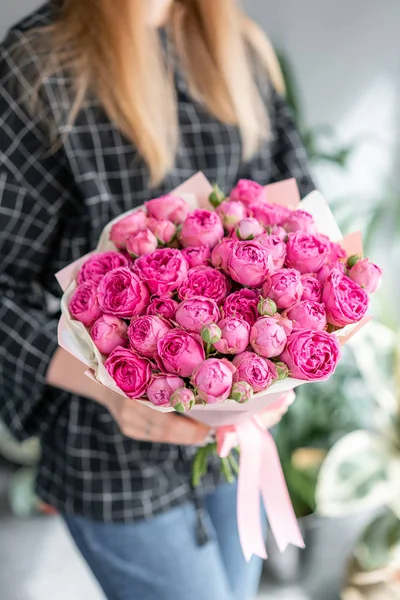 Roze en paarse rozen. Mooie boeket van gemengde bloemen in vrouw hand. Bloemenwinkel concept. Knappe frisse boeket. Bloemen bezorgen. — Stockfoto