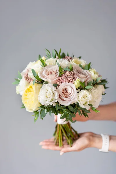 新娘花束。美丽的花束混合花在女人的手。花卉店概念。漂亮的新鲜花束。鲜花递送 — 图库照片