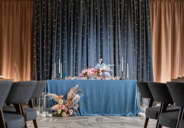 Mantel azul, platos y candelabros con velas. Cena de lujo Banquete en el restaurante. Hermosa y exquisita decoración de la celebración de la boda . — Foto de Stock