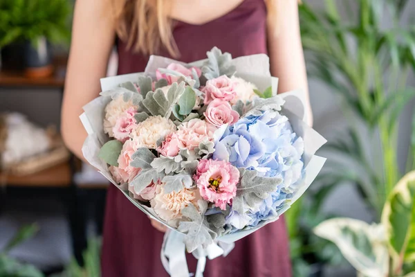 Kadın elinde güzel bir buket karışık çiçek. Çiçek dükkanı konsepti. Güzel, taze bir buket. Çiçek teslimatı. — Stok fotoğraf