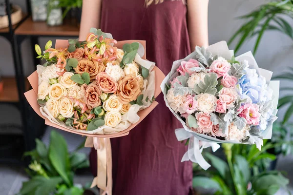 Два красивих букети змішаних квітів в руці жінки. Концепція квіткового магазину. Гарний свіжий букет. Доставка квітів . — стокове фото