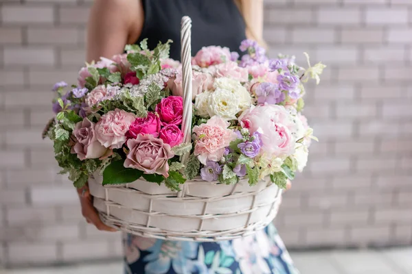 Hasır sepet. Kadın elinde karışık çiçek güzel buket. Çiçek dükkanı konsepti . Yakışıklı taze buket. Çiçek teslimatı