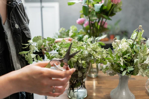 Mujer florista crear arreglo floral en una canasta de mimbre. Hermoso ramo de flores mixtas. Concepto de tienda floral. Bonito ramo fresco. Entrega de flores — Foto de Stock