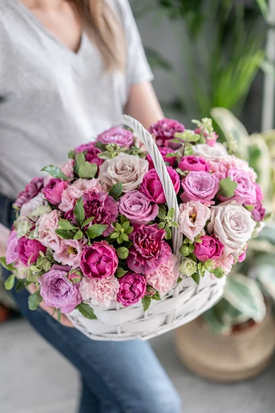 Flower arrangement in Wicker basket. Beautiful bouquet of mixed flowers in woman hand. Floral shop concept . Handsome fresh bouquet. Flowers delivery — Stock Photo, Image