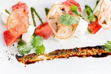 Taze Salata domates, fesleğen, mozzarella ve ahşap arka plan üzerinde zeytinyağı ile. İtalyan geleneksel caprese salatası. Akdeniz, doğal ve organik gıda konsepti.