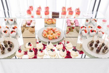 Çok tatlılar, beze, kek, meyve ve tatlı kek çikolata. Tatlı tablo Doğum günü ya da düğün için.