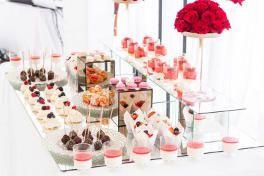 Çok tatlılar, beze, kek, meyve ve tatlı kek çikolata. Tatlı tablo Doğum günü ya da düğün için.