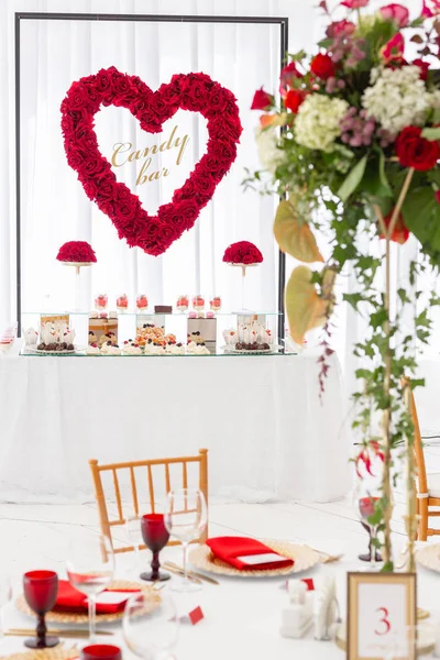 Candy bar met een heleboel desserts, meringue, cupcake, fruit en zoete taarten. Zoete tabel voor verjaardag of bruiloft. — Stockfoto