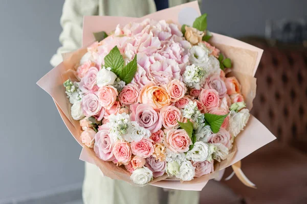 Gran ramo hermoso de flores mixtas en mano de mujer. Concepto de tienda floral. Bonito ramo fresco. Entrega de flores. — Foto de Stock
