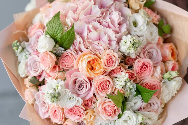 Gran ramo hermoso de flores mixtas en mano de mujer. Concepto de tienda floral. Bonito ramo fresco. Entrega de flores. — Foto de Stock