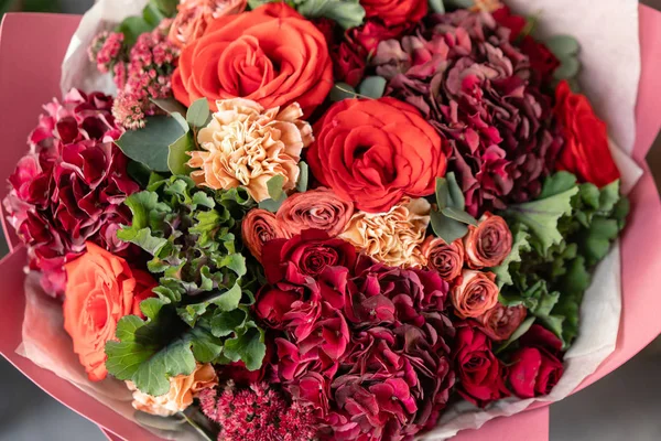 Close-up prachtige boeket van gemengde bloemen. het werk van de bloemist in een bloemenwinkel. Verse snijbloem. — Stockfoto