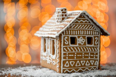 Masada zencefilli çörek evi. Noel çelenginin deodaklanmış ışıkları. Aydınlık oturma odasında sabah. Tatil havası