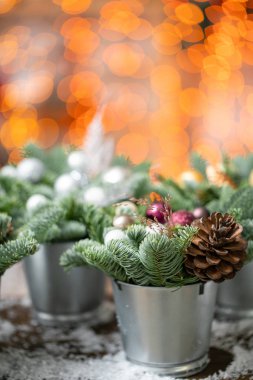 Güzel Festival seti. Rustik ahşap kutuda taze Ladin, Pembe süsler küçük düzenlemeler. Noel havasında. Arka planda Garland bokeh. Arka planda Garland ışıklar bokeh.