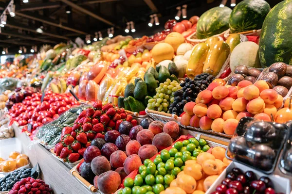Gran variedad de mercado fresco de frutas y verduras. Varias frutas y verduras frescas de colores. Hortalizas frescas y ecológicas en el mercado agrícola —  Fotos de Stock