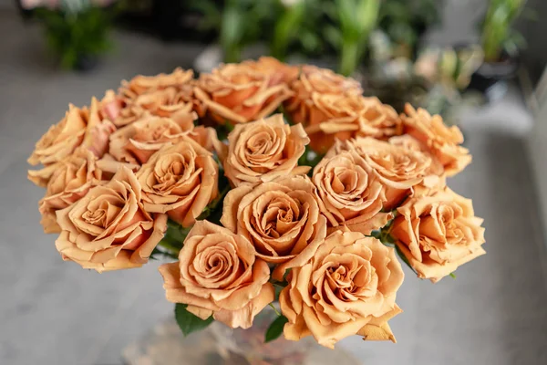 Цвет карамели, розы тофи в стеклянной вазе. Цветок розы для катафалка или интернет-магазина. Концепция цветочного магазина. Прекрасный свежий букет. Доставка цветов — стоковое фото