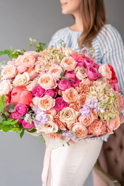 Duży piękny bukiet mieszanych kwiatów w ręce kobiety. Koncepcja kwiaciarni. Piękne świeże bukiet cięcia. Dostawa kwiatów — Zdjęcie stockowe