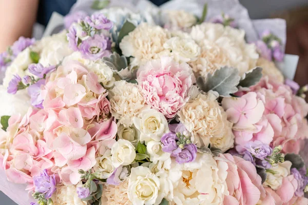 Grande lindo buquê de flores mistas na mão da mulher. Conceito de loja floral. Belo buquê de corte fresco. Entrega de flores — Fotografia de Stock