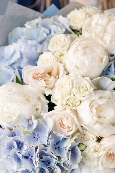 White peonies and blue hydrangea. Beautiful bouquet of mixed flowers in woman hand. Floral shop concept . Handsome fresh bouquet. Flowers delivery — Stock Photo, Image