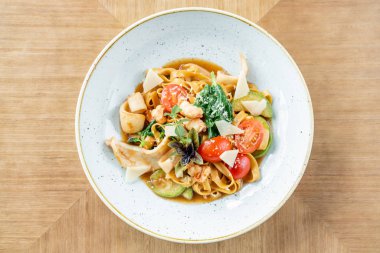 Deniz ürünleri ve domates soslu İtalyan makarna tagliatelle. Makarna Gamberini. Parmesan peyniri