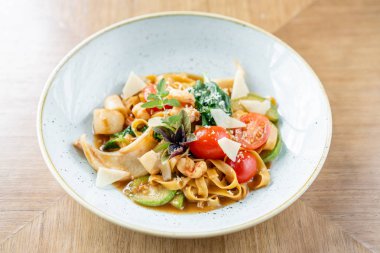 Deniz ürünleri ve domates soslu İtalyan makarna tagliatelle. Makarna Gamberini. Parmesan peyniri