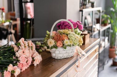 Güzel çiçek kompozisyon bir buket bir hasır sepet içinde. Floristik kavramı. Bahar renkleri