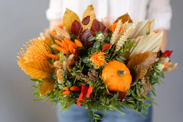 Autumn bouquet of mixed flowers in womans hands. The work of the florist at a flower shop. Fresh cut flower. — Stock Photo, Image