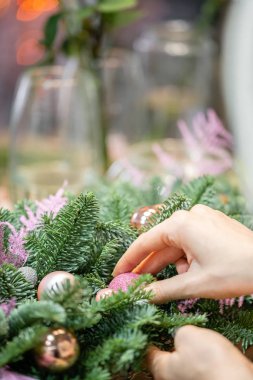 Atölye Noel dekor kendi elleriyle. Noel tatil için çam dalları ile ahşap kutu. Yeni yıl kutlama. Dekoratif süsler yapmak ana sınıfı