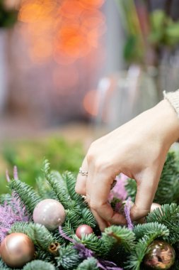 Atölye Noel dekor kendi elleriyle. Noel tatil için çam dalları ile ahşap kutu. Yeni yıl kutlama. Dekoratif süsler yapmak ana sınıfı