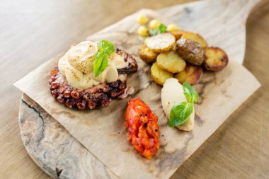 Fırında patates ile kavrulmuş ahtapot Barbekü. Tahta tabak. Restoran menüsü