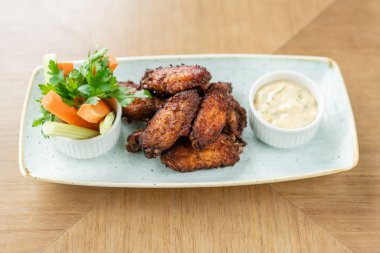 tavuk kanatları ızgara. Masanın üzerinde beyaz bir tabakta servis. Barbekü restoran menüsü, farklı etfotoğrafları bir dizi