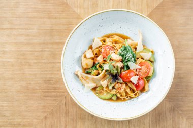 Deniz ürünleri ve domates soslu İtalyan makarna tagliatelle. Makarna Gamberini. Parmesan peyniri