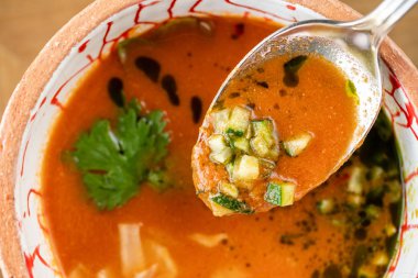 Çikolata ile geleneksel Fransız eclairs. Üzerine çikolata kreması ile süslenmiş kek ahşap bir masanın üzerinde