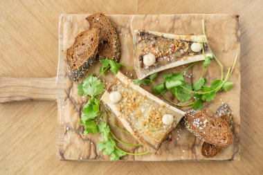 Chimichurri soslu dana kemik iliği ve kızarmış topuz. Bir doğrama ahşap Tahta üzerinde servis edilir. Menü Barbekü restoran