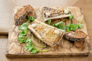 Chimichurri soslu dana kemik iliği ve kızarmış topuz. Bir doğrama ahşap Tahta üzerinde servis edilir. Menü Barbekü restoran