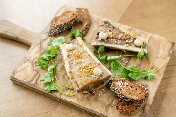 Runderbeenmerg met Chimichurri saus en geroosterd broodje. Geserveerd op een hakken houten plank. Menu BBQ restaurant — Stockfoto