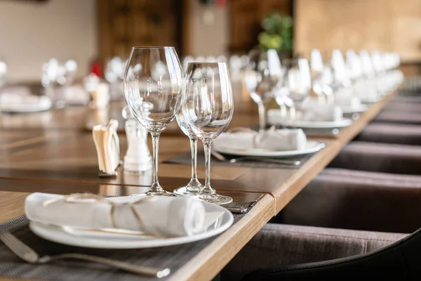 Borospohár az előtérben. Esküvői bankett vagy gálavacsora. Az evőeszközökkel és edényekkel ellátott székek és asztal. — Stock Fotó