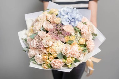 Çok renkli. Kadın elinde karışık çiçek güzel buket. bir çiçekçi de çiçekçi çalışmaları. Taze kesilmiş çiçek.