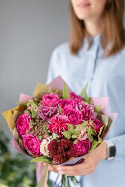Çok renkli. Kadın elinde karışık çiçek güzel buket. bir çiçekçi de çiçekçi çalışmaları. Taze kesilmiş çiçek.
