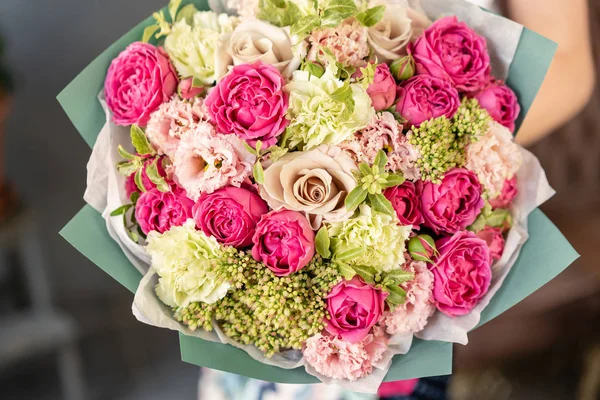 Belo buquê de flores mistas em mãos de mulheres. o trabalho da florista em uma loja de flores. Flores frescas cortadas . — Fotografia de Stock