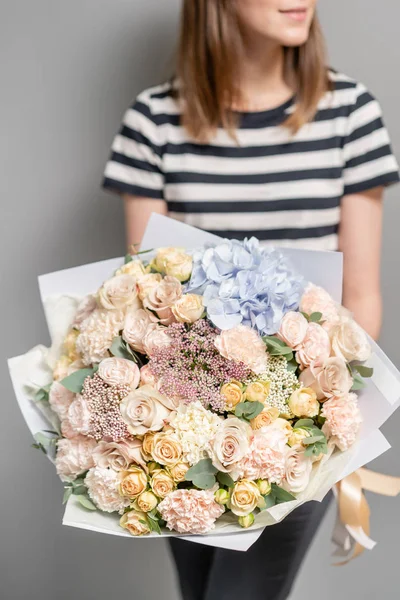 Multi colore. Bellissimo bouquet di fiori misti nelle mani delle donne. il lavoro del fioraio in un negozio di fiori. Fiore tagliato fresco . — Foto Stock