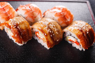 Japon yemekleri, öğle yemeğinde lezzetli yemek. Deniz ürünleri. Karides ve kırmızı arka plan ile Suşi.