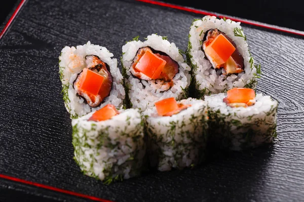 Japanese food, tasty of meal for lunch. Seafood. Sushi with eel, salmon, trout, tuna black background. — Stock Photo, Image