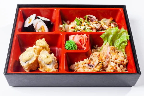 Fresh food portion in japanese bento box with salad, main course. Sushi roll with vegetables. Vegetarian dish. — Stock Photo, Image