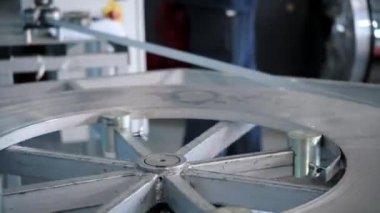 Çelik sac özel bir makinede rulo üzerinde yara. Çelik sac ambalajlı rulolar, Soğuk haddelenmiş çelik bobinler