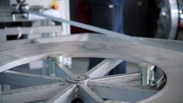 Staalplaat is gewikkeld op een rol op een speciale machine. Verpakte rollen staalplaat, koudgewalste stalen spoelen — Stockvideo