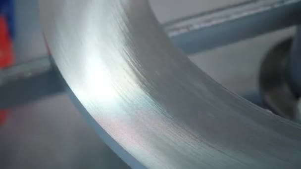 A chapa de aço é enrolada em um rolo em uma máquina especial. Rolos embalados de chapa de aço, bobinas de aço laminadas — Vídeo de Stock