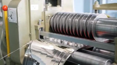 Çelik boru üretimi için sac kesme makinesi. Çelik sac ambalajlı rulolar, Soğuk haddelenmiş çelik bobinler