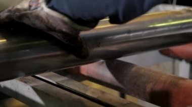 Endüstriyel testere makinesi malzeme çubuğunu kesiyor. Bant, soğutucu sıvıyla ham metalleri kesen makineyi gördü..