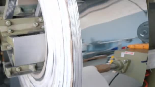 Stahlblech wird auf einer speziellen Maschine auf eine Rolle gewickelt. verpackte Rollen aus Stahlblech, kaltgewalzte Stahlcoils — Stockvideo
