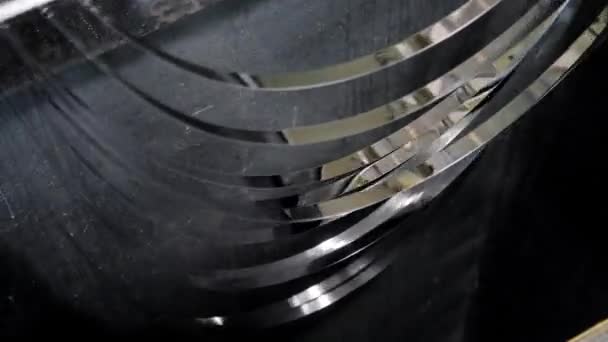 Çelik boru üretimi için sac kesme makinesi. Çelik sac ambalajlı rulolar, Soğuk haddelenmiş çelik bobinler — Stok video